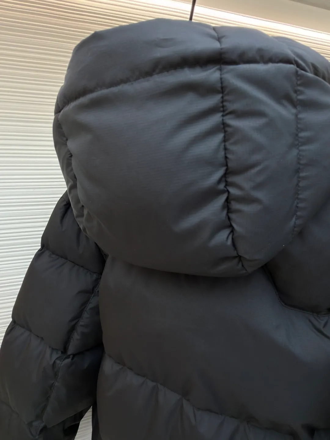 Ralph Lauren classic red label down jacket ●Original version: Purchased and developed in 2099 ●Item number: 1681655-D60 ●Fabric: white duck down fabric ●Technology: mechanical down filling ●Color: black ●Version: fitted version ●Weight: about 835 grams ●Size: S-M-L-XL ●Description: Nylon fabric has good windproof and waterproof properties and can effectively block the intrusion of wind and rain from the outside Keeps the inside dry and suitable for wearing in humid or rainy conditions. The red label on the chest is made with an imported MECLO embroidery machine. The original pattern is scanned first, and then high-quality silk thread is used to make a pattern. The density effect is adjusted by continuous pattern making. Detachable hood: The down jacket is equipped with a detachable nylon hood, which users can easily remove or install according to weather changes or personal preferences, which is both practical and convenient. The details are exquisitely processed: the zipper design is simple and elegant, easy to operate; the closing design of the cuffs and hem effectively prevents the intrusion of cold wind, improving the warmth and comfort of wearing. It uses 90 white duck down with a weight of 260g to ensure excellent thermal insulation performance. After strict screening and processing, the velvet is not easy to drill, ensuring durability. The overall wiring is straight and delicate, the fabric is comfortable and soft, and the color is consistent without color difference. It can be matched with the same style to create a fashionable look and control various occasions. Customized accessories, complete with three standards, same style for men and women!